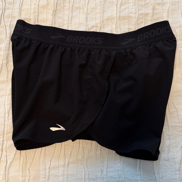Brooks Women's Breakaway Black Shorts 2.5” - Picture 2 of 7